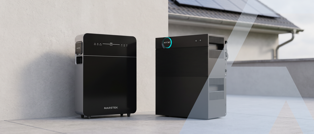 HYXI Halo und Marstek Venus E 3.0 AC-Speicher nebeneinander vor einem Wohnhaus